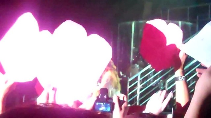 Demi Lovato - Skyscraper (Live in New York - fan video) 1790