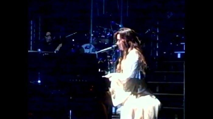 Demi Lovato - Skyscraper (Live in New York - fan video) 1305 - Demilush - Skyscraper Live in New York - Fan video Part oo3
