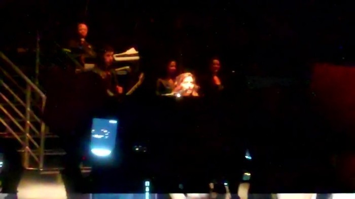 Demi Lovato - Skyscraper (Live in New York - fan video) 422