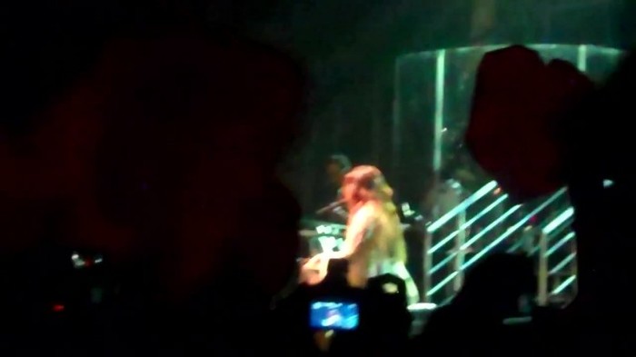 Demi Lovato - Skyscraper (Live in New York - fan video) 1794