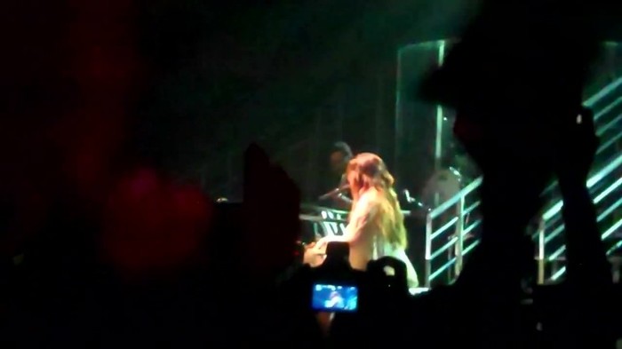 Demi Lovato - Skyscraper (Live in New York - fan video) 1796