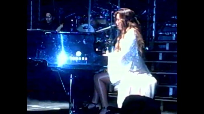 Demi Lovato - Skyscraper (Live in New York - fan video) 1339