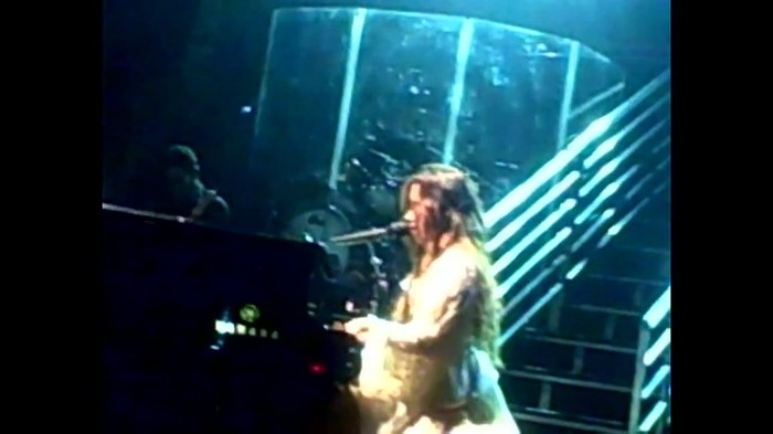 Demi Lovato - Skyscraper (Live in New York - fan video) 1819
