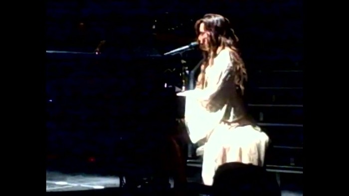Demi Lovato - Skyscraper (Live in New York - fan video) 1340