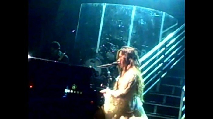 Demi Lovato - Skyscraper (Live in New York - fan video) 1821