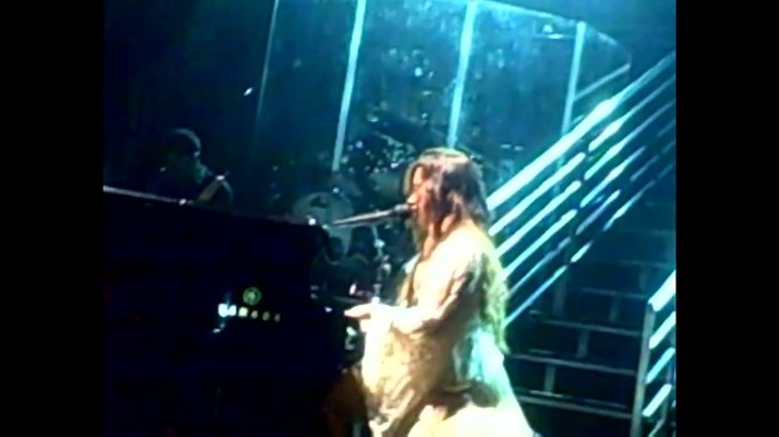 Demi Lovato - Skyscraper (Live in New York - fan video) 1826