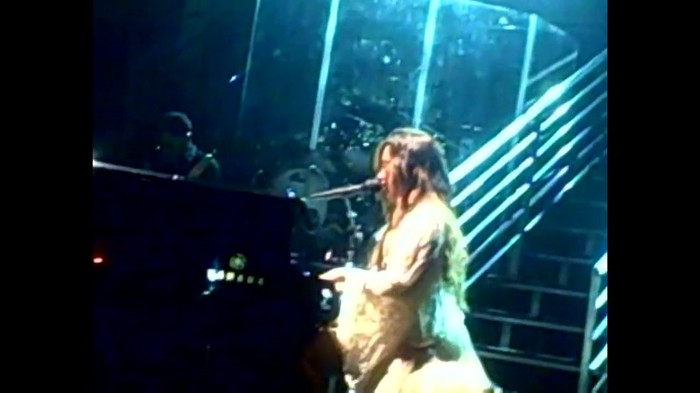 Demi Lovato - Skyscraper (Live in New York - fan video) 1827