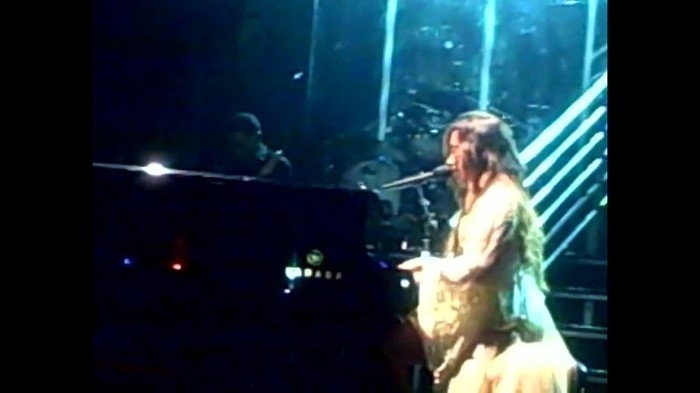 Demi Lovato - Skyscraper (Live in New York - fan video) 1829