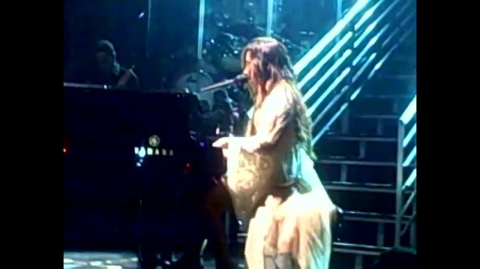 Demi Lovato - Skyscraper (Live in New York - fan video) 1834