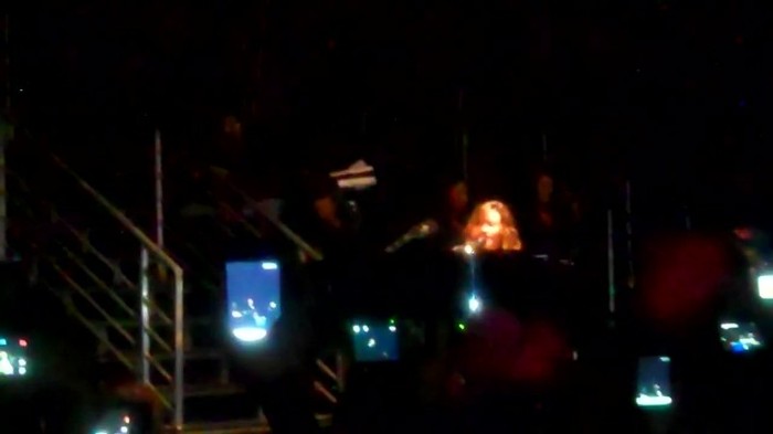 Demi Lovato - Skyscraper (Live in New York - fan video) 1356