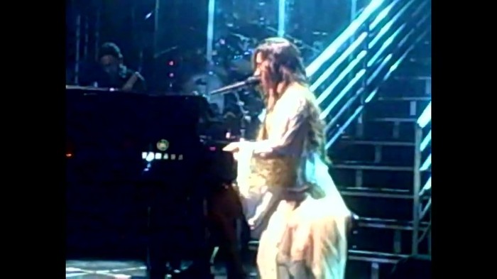 Demi Lovato - Skyscraper (Live in New York - fan video) 1836