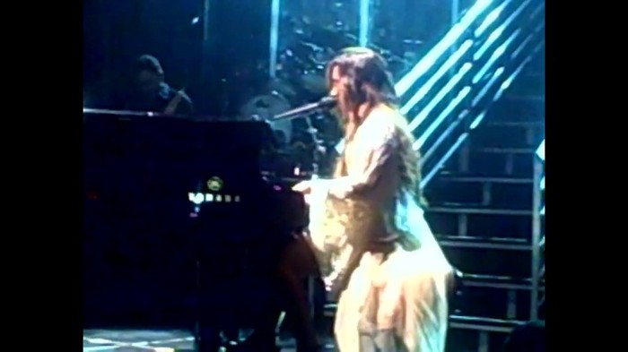 Demi Lovato - Skyscraper (Live in New York - fan video) 1837