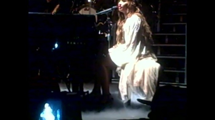 Demi Lovato - Skyscraper (Live in New York - fan video) 480