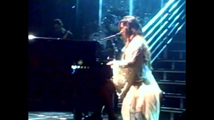 Demi Lovato - Skyscraper (Live in New York - fan video) 1838