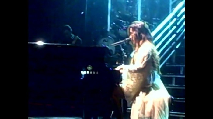Demi Lovato - Skyscraper (Live in New York - fan video) 1840