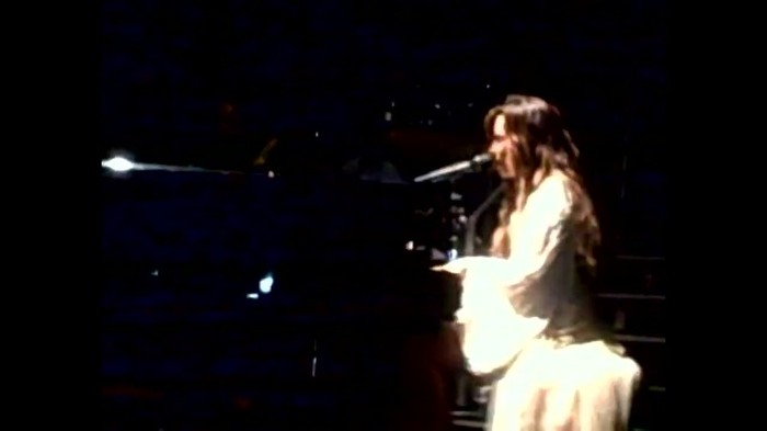 Demi Lovato - Skyscraper (Live in New York - fan video) 1369