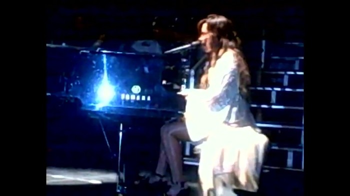 Demi Lovato - Skyscraper (Live in New York - fan video) 1372