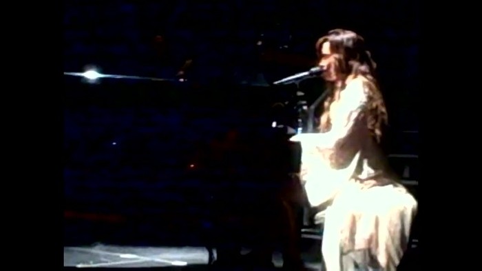 Demi Lovato - Skyscraper (Live in New York - fan video) 1382