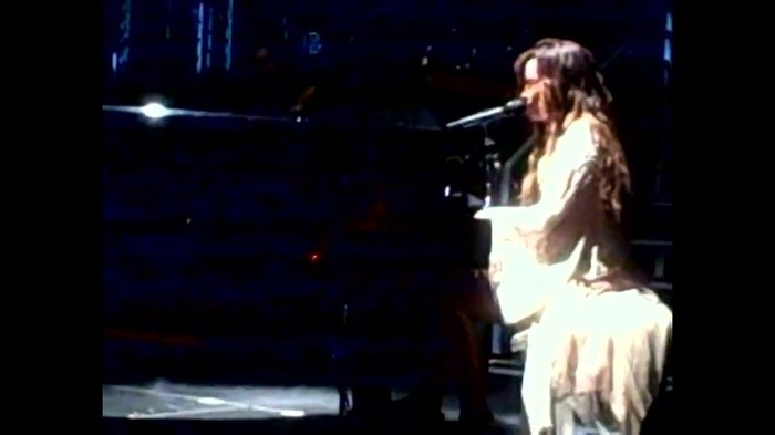 Demi Lovato - Skyscraper (Live in New York - fan video) 1383