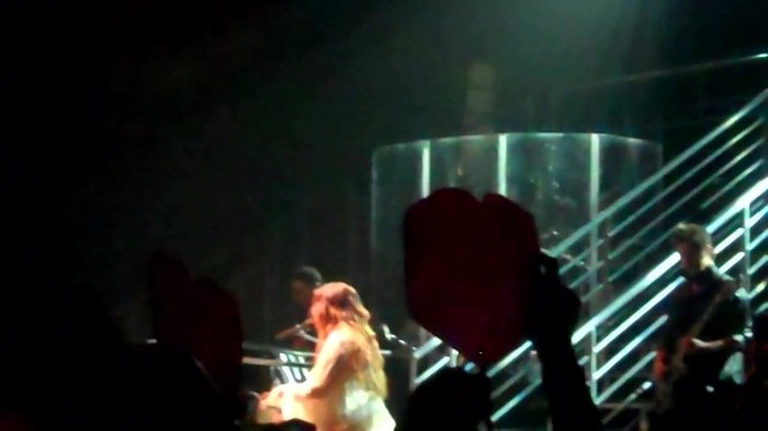 Demi Lovato - Skyscraper (Live in New York - fan video) 1866