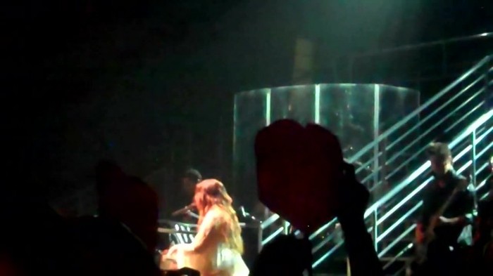 Demi Lovato - Skyscraper (Live in New York - fan video) 1867