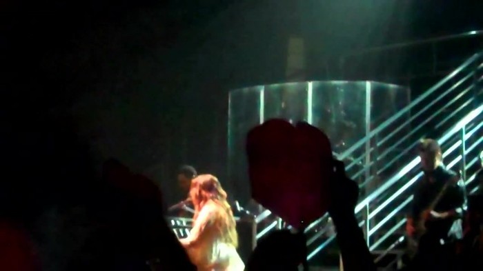 Demi Lovato - Skyscraper (Live in New York - fan video) 1868