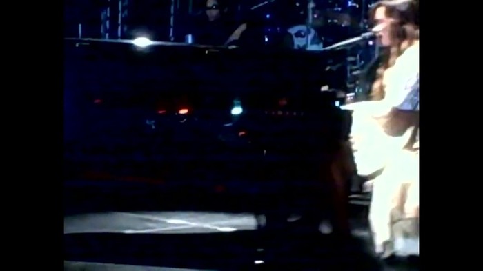 Demi Lovato - Skyscraper (Live in New York - fan video) 1390