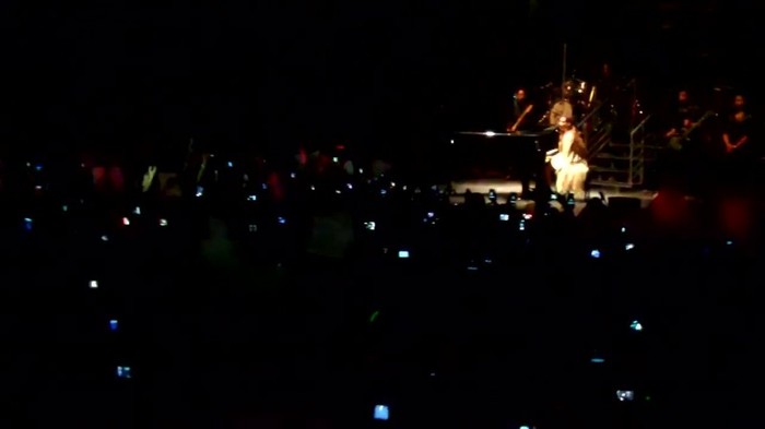 Demi Lovato - Skyscraper (Live in New York - fan video) 920