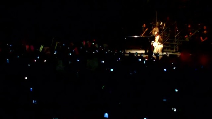 Demi Lovato - Skyscraper (Live in New York - fan video) 921