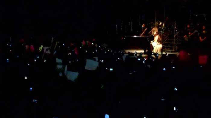 Demi Lovato - Skyscraper (Live in New York - fan video) 922
