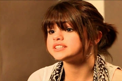 Si tu pe mine!!!:@:@:@:@! [si ii dete un shut intre picioare]