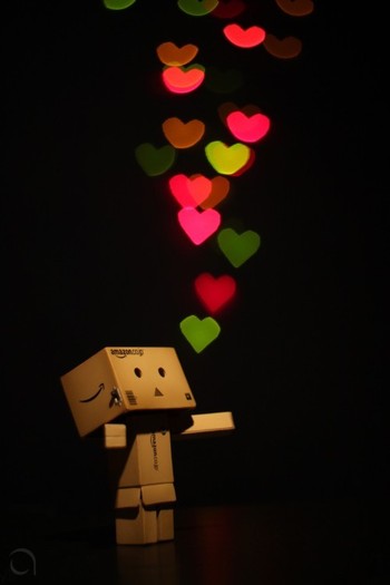 9-cute-funny-danbo-cardboard-box-art-bokeh-heart-give-all_large - Poze cu cutiuta Dumbo