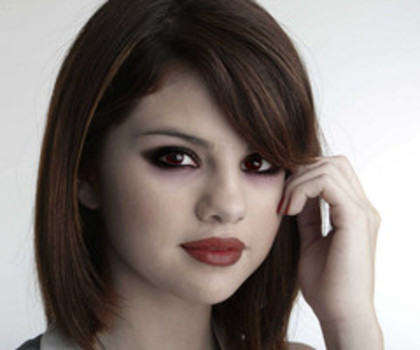 4088078809_18c0ce5f89_z_thumb - selena gomez vampir