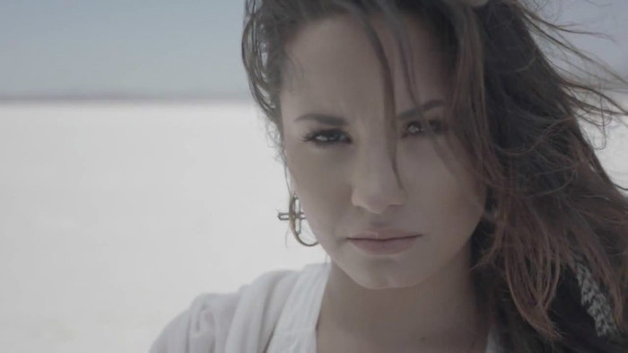 Demi Lovato - Skyscraper (Official lyric video) 805 Demi Lovato - Skyscraper (Official lyric video) 805