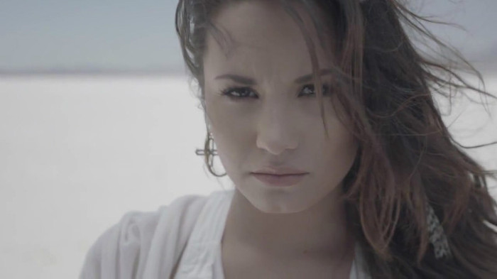 Demi Lovato - Skyscraper (Official lyric video) 809 Demi Lovato - Skyscraper (Official lyric video) 809