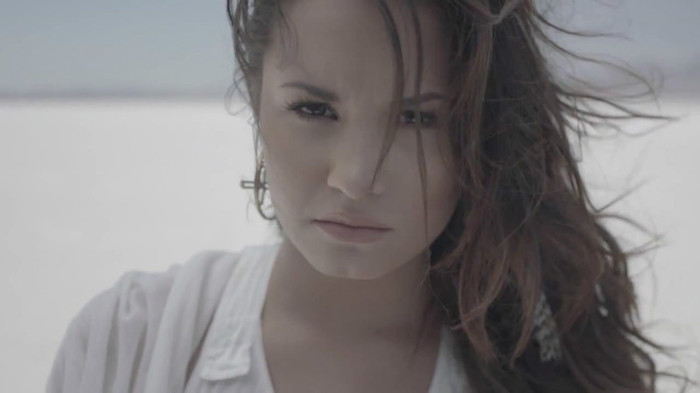 Demi Lovato - Skyscraper (Official lyric video) 816 Demi Lovato - Skyscraper (Official lyric video) 816