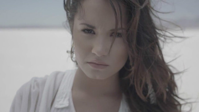 Demi Lovato - Skyscraper (Official lyric video) 819 Demi Lovato - Skyscraper (Official lyric video) 819