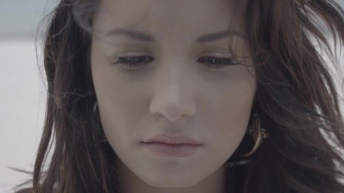 Demi Lovato - Skyscraper (Official lyric video) 1360