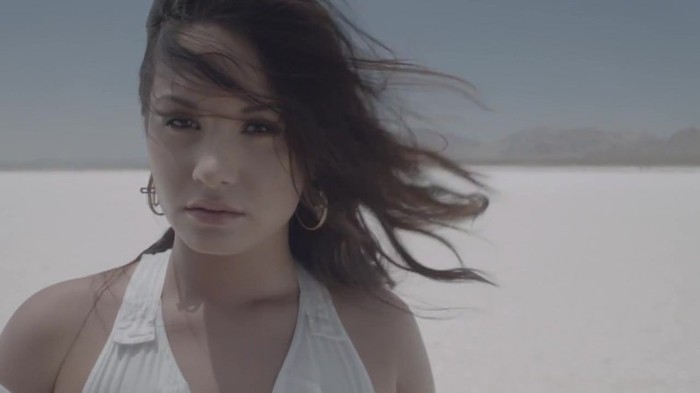 Demi Lovato - Skyscraper (Official lyric video) 1975