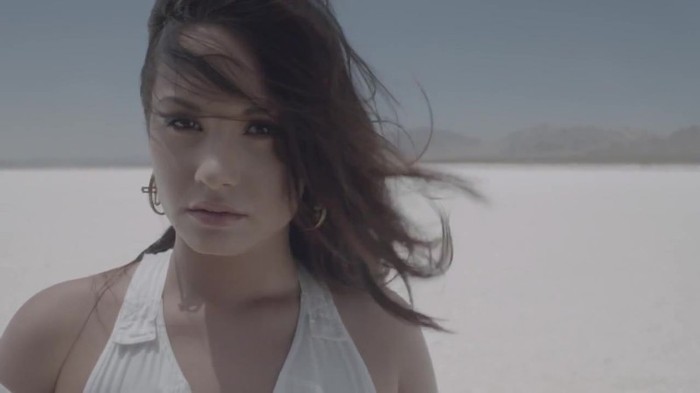 Demi Lovato - Skyscraper (Official lyric video) 1979