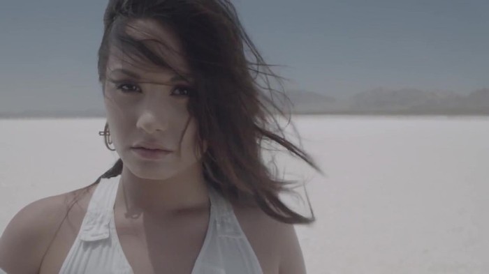 Demi Lovato - Skyscraper (Official lyric video) 1980