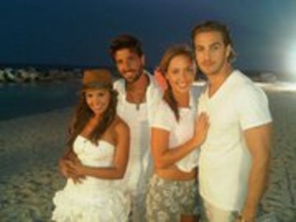 227871_223381111007709_209438145735339_943637_3071469_a - Vanessa Pose