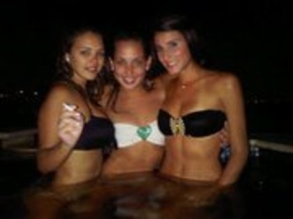 229484_223381117674375_209438145735339_943638_3481499_a - Vanessa Pose