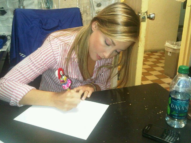 247245_223384687674018_209438145735339_943661_4391842_n - Vanessa Pose