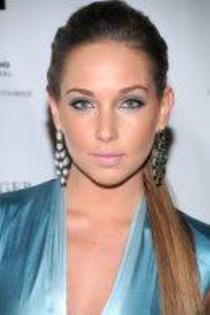 276935_100578636695302_980545908_n - Vanessa Pose