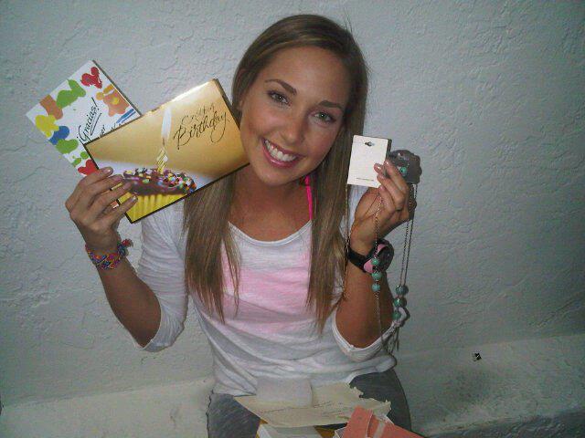 302399_293595344004105_293131134050526_996087_1587120946_n - Vanessa Pose