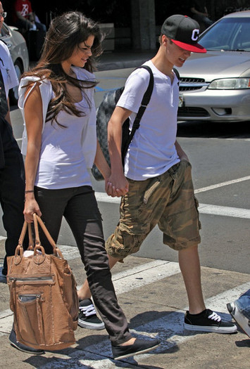 Selena+Gomez+Selena+Gomez+Justin+Bieber+Hawaii+L087GzNE2e4l