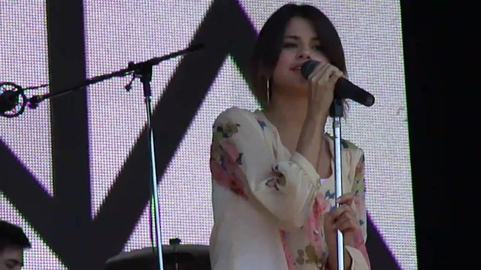 Live like there's no tomorrow - Selena Gomez Soundcheck in Argentina HD 062 - Live like there-s no tomorrow - Selena Gomez Soundcheck in Argentina