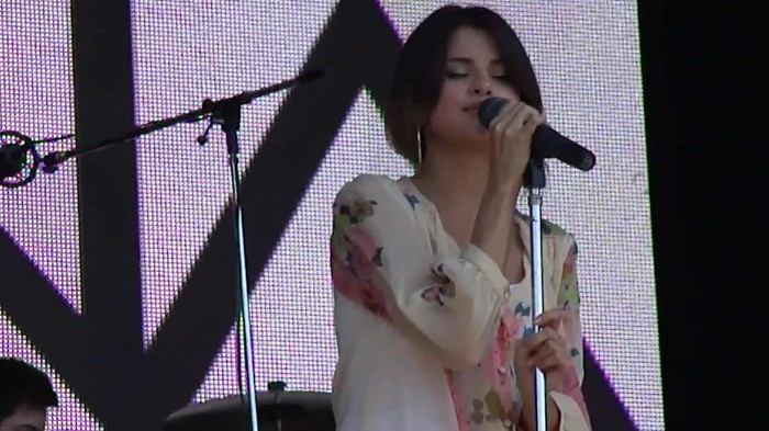 Live like there's no tomorrow - Selena Gomez Soundcheck in Argentina HD 065 - Live like there-s no tomorrow - Selena Gomez Soundcheck in Argentina