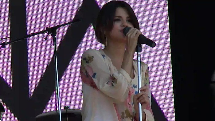 Live like there's no tomorrow - Selena Gomez Soundcheck in Argentina HD 070 - Live like there-s no tomorrow - Selena Gomez Soundcheck in Argentina